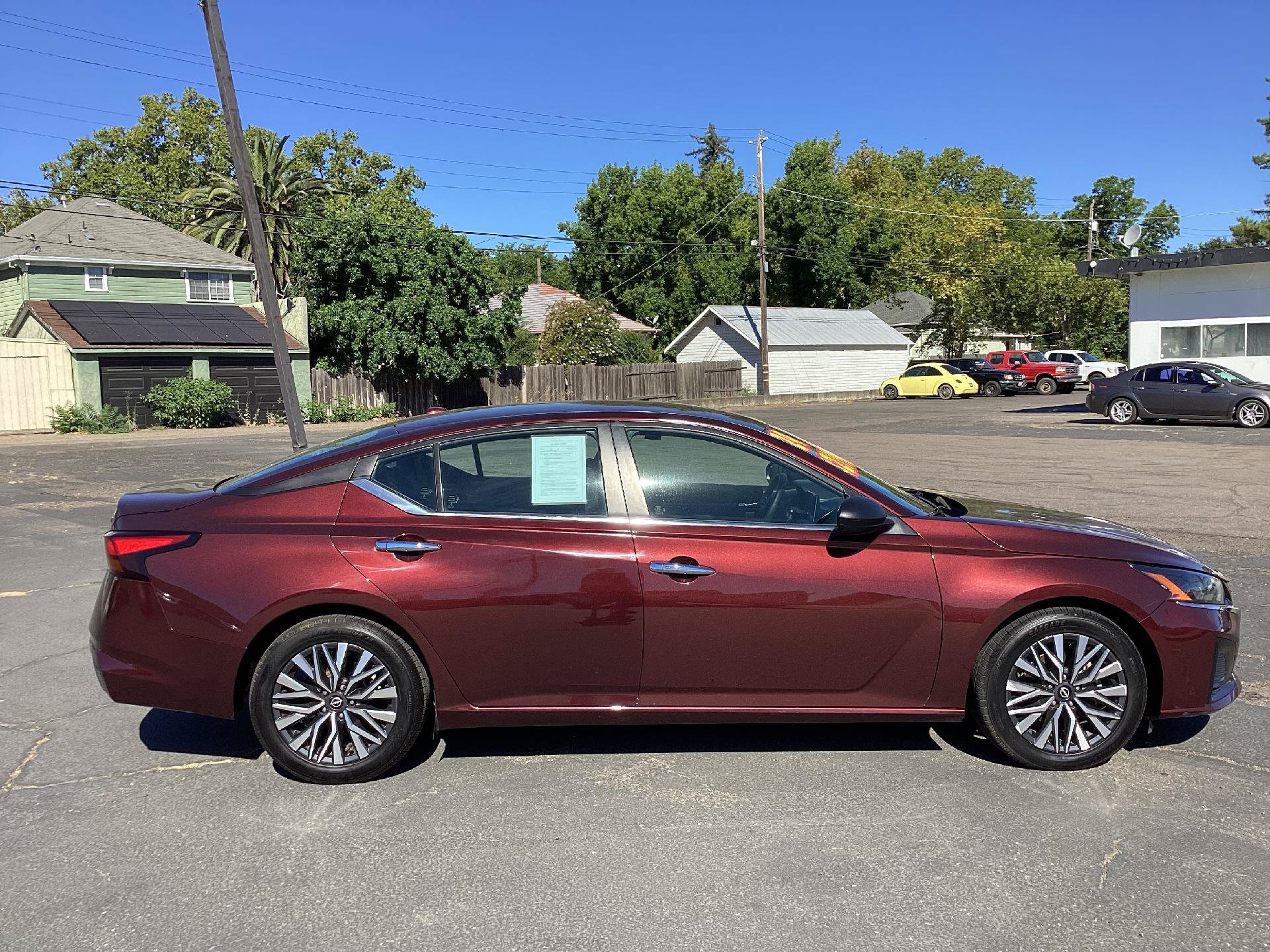 Used 2024 Nissan Altima 2.5 SV FWD image 2