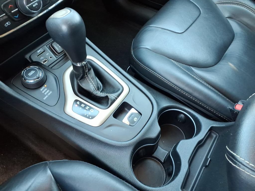 Used 2016 Jeep Cherokee Limited AWD/4WD image 19