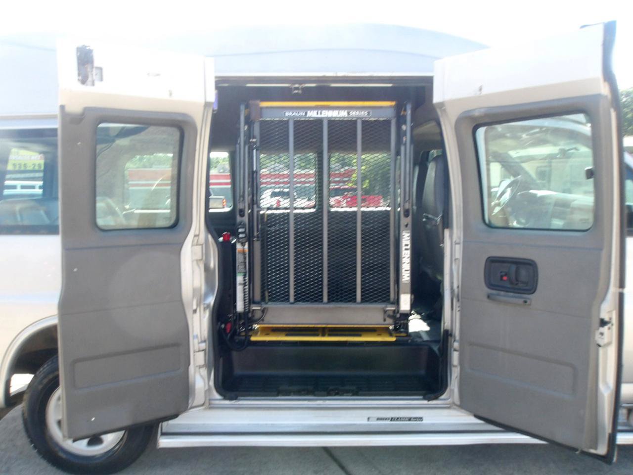 Used 2007 Chevrolet Express 2500 Passenger w/ Power and Light Package RWD image 9