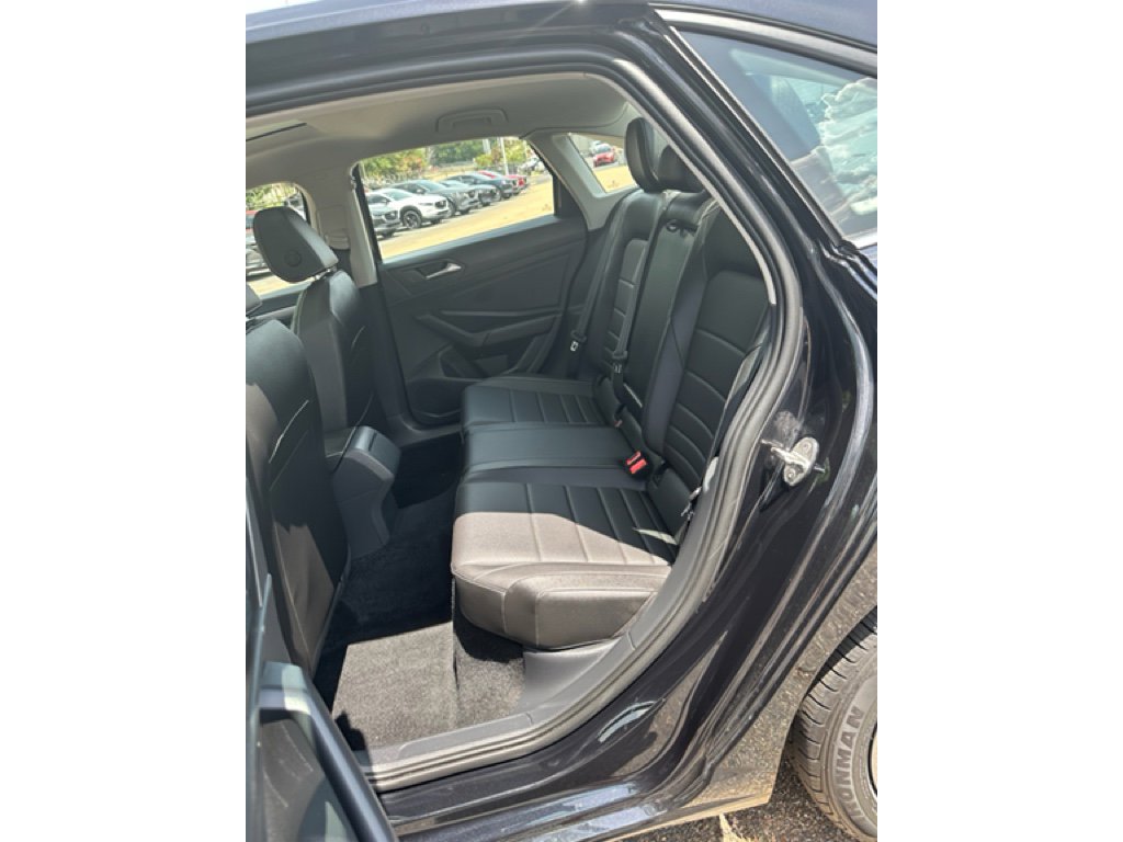 Used 2024 Volkswagen Jetta SE image 7