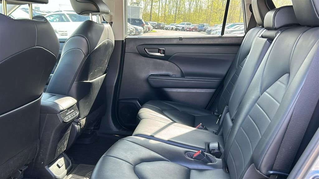 Used 2021 Toyota Highlander XLE AWD/4WD image 24