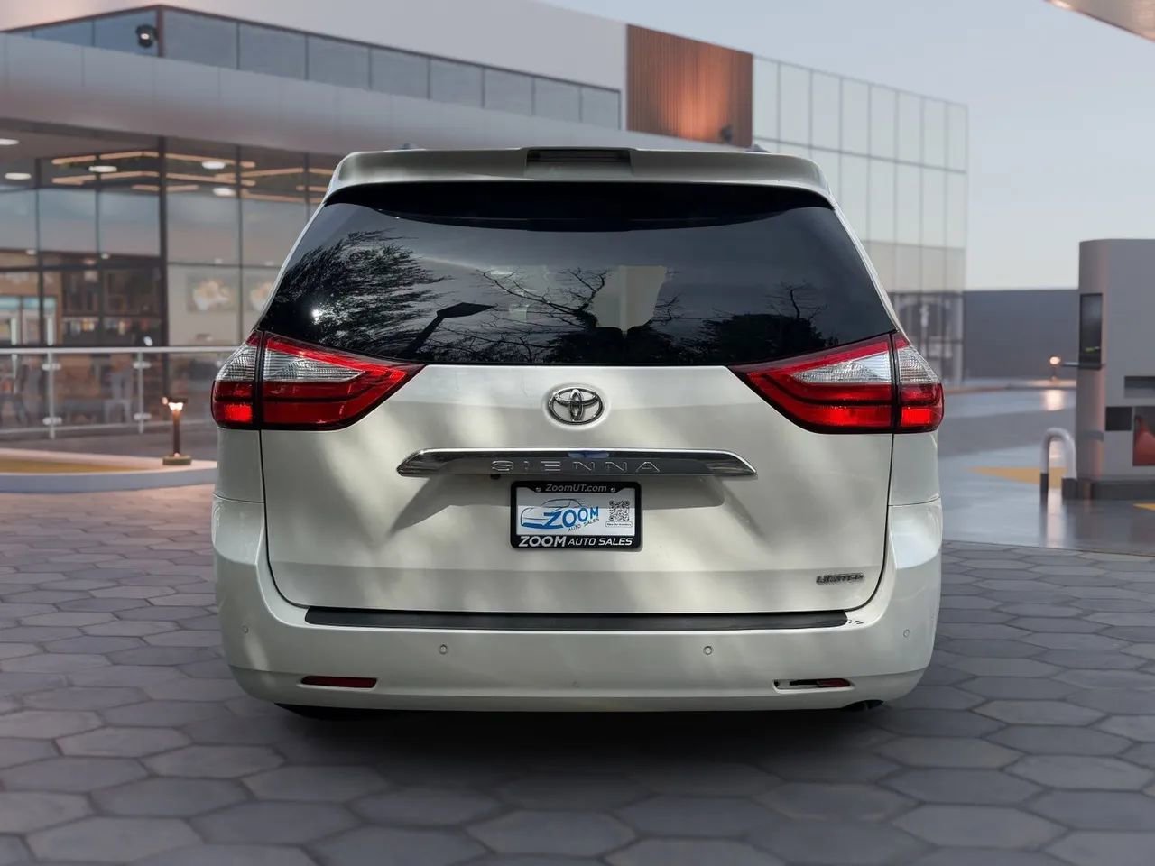 Used 2018 Toyota Sienna Limited Premium image 7
