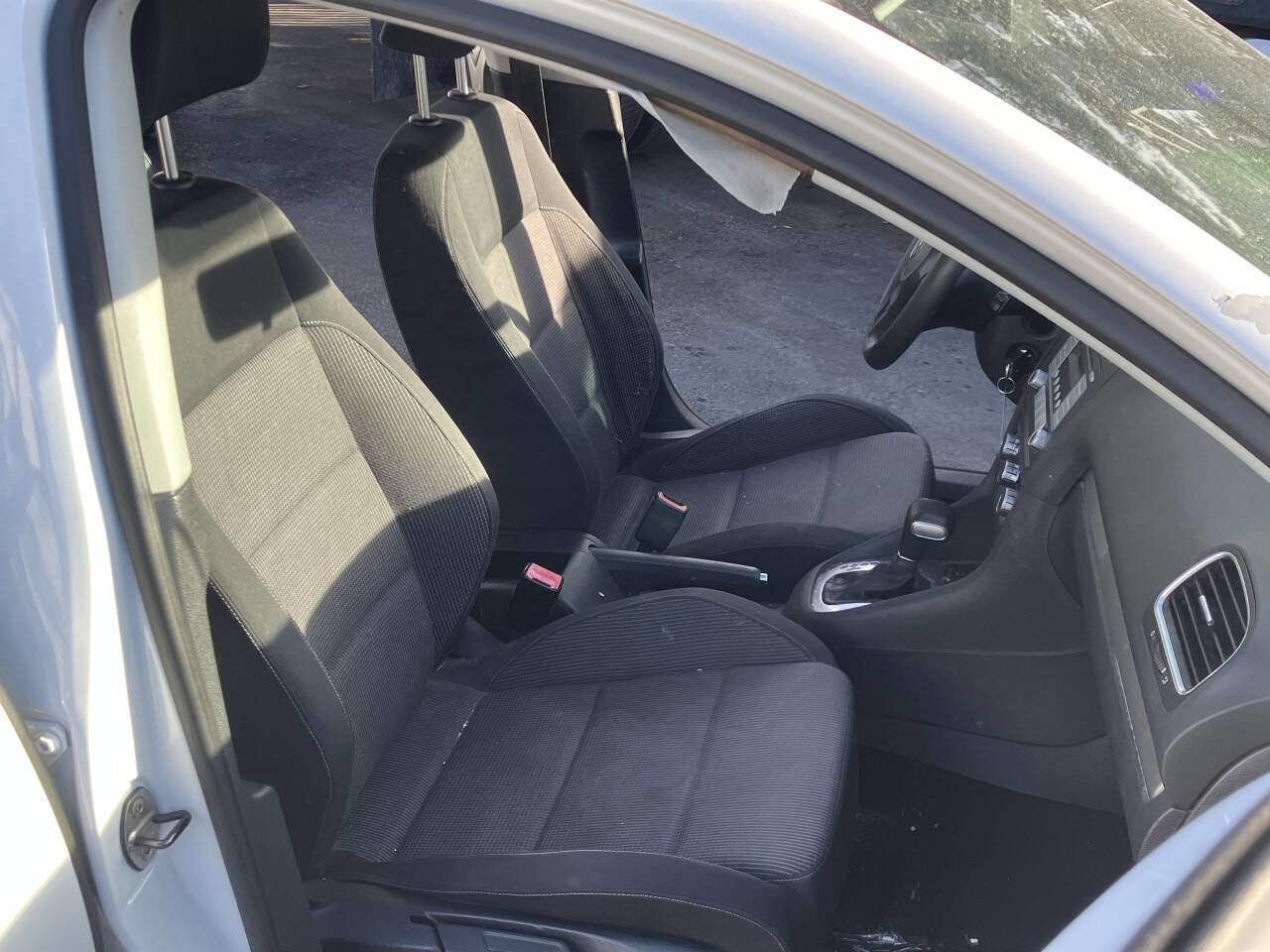 Used 2010 Volkswagen Golf 4-Door image 25