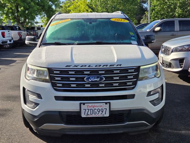 Used 2017 Ford Explorer XLT image 2