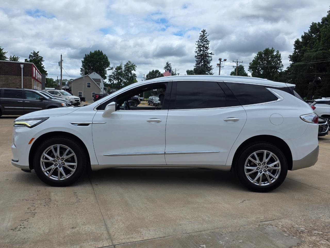 Used 2023 Buick Enclave Essence w/ Experience Buick Package FWD image 7