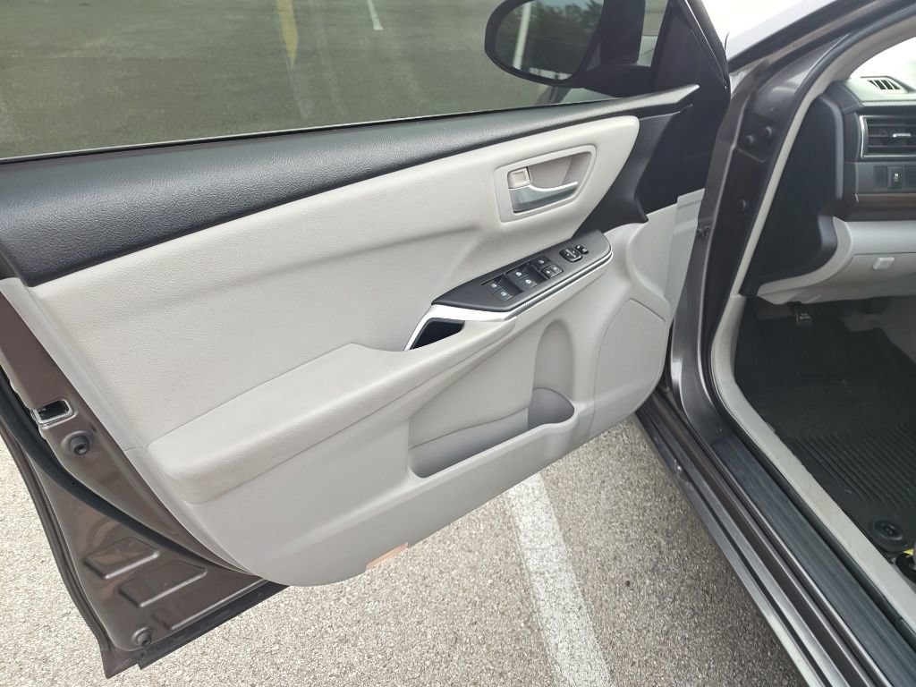 Used 2016 Toyota Camry LE FWD image 6