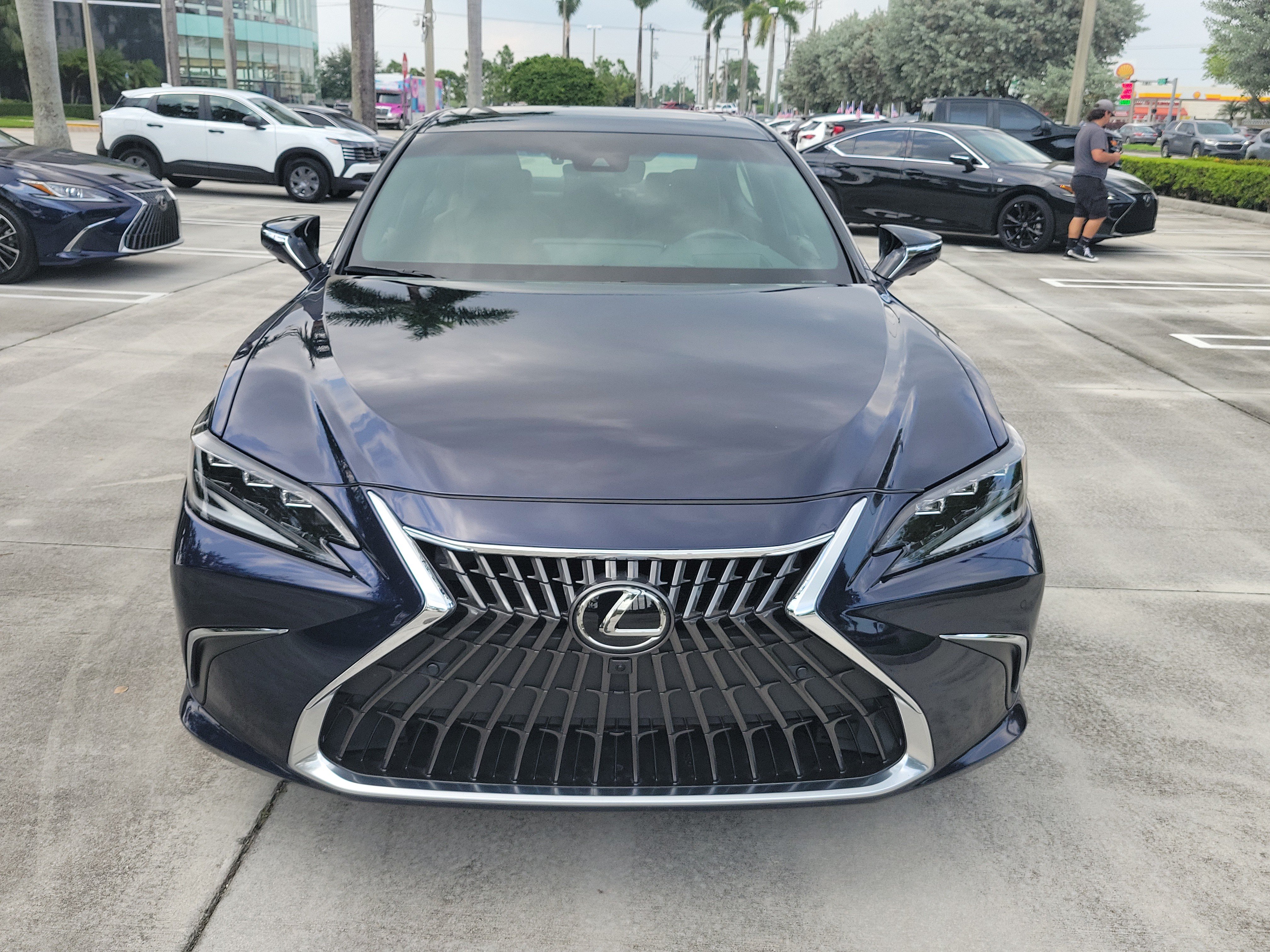 Used 2025 Lexus ES 250 w/ Luxury Package AWD/4WD image 3