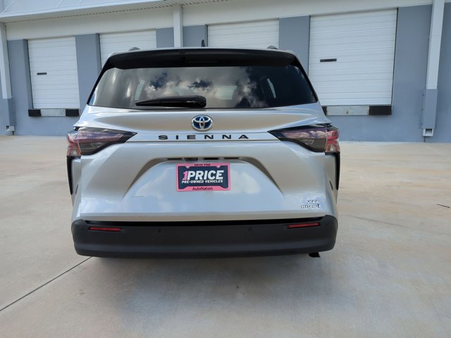 Used 2024 Toyota Sienna XLE FWD image 7