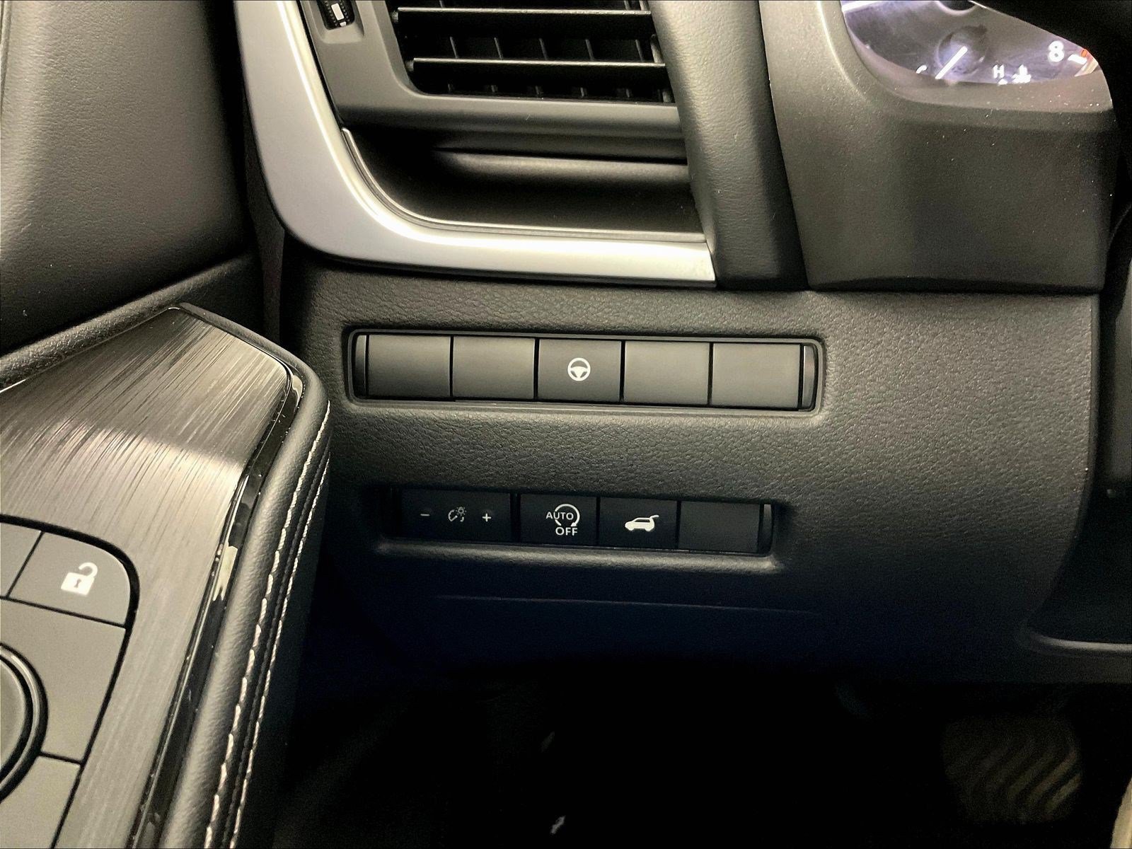 Used 2025 Nissan Rogue SV w/ SV Premium Package FWD image 15