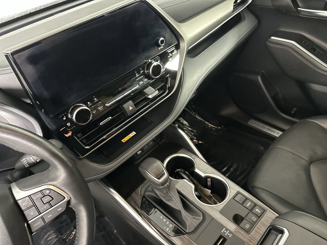 Used 2024 Toyota Highlander Limited FWD image 16
