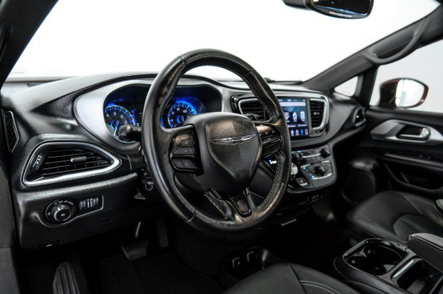 Used 2019 Chrysler Pacifica Touring-L w/ S Appearance Package FWD image 12
