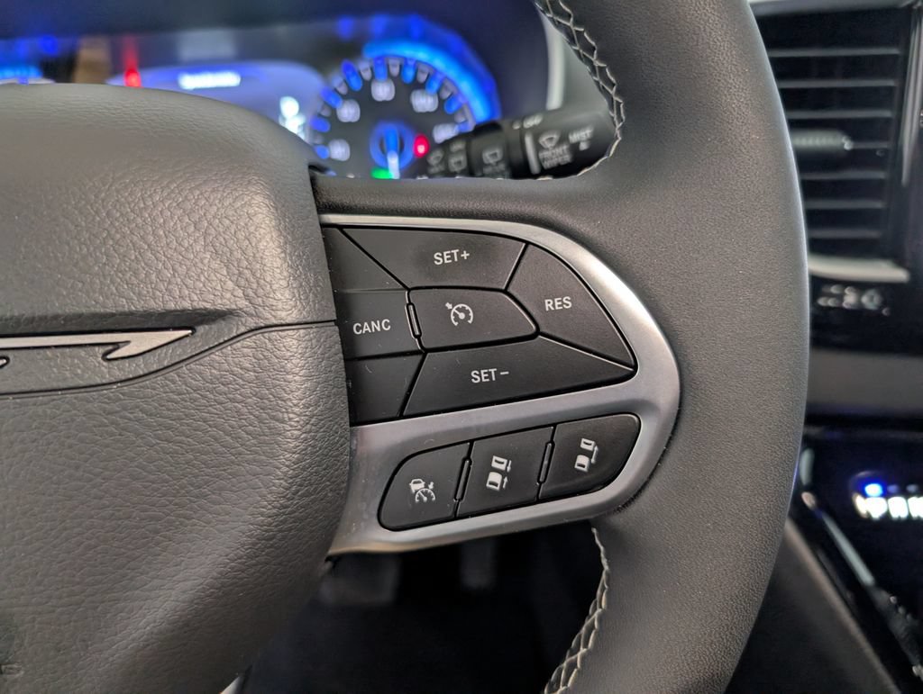 Used 2027 Chrysler Pacifica Select w/ Family Tech Group FWD image 18
