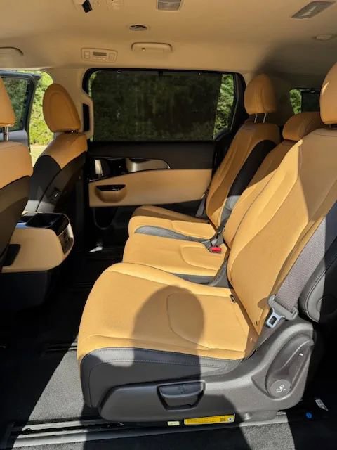 Used 2024 Kia Carnival EX image 23