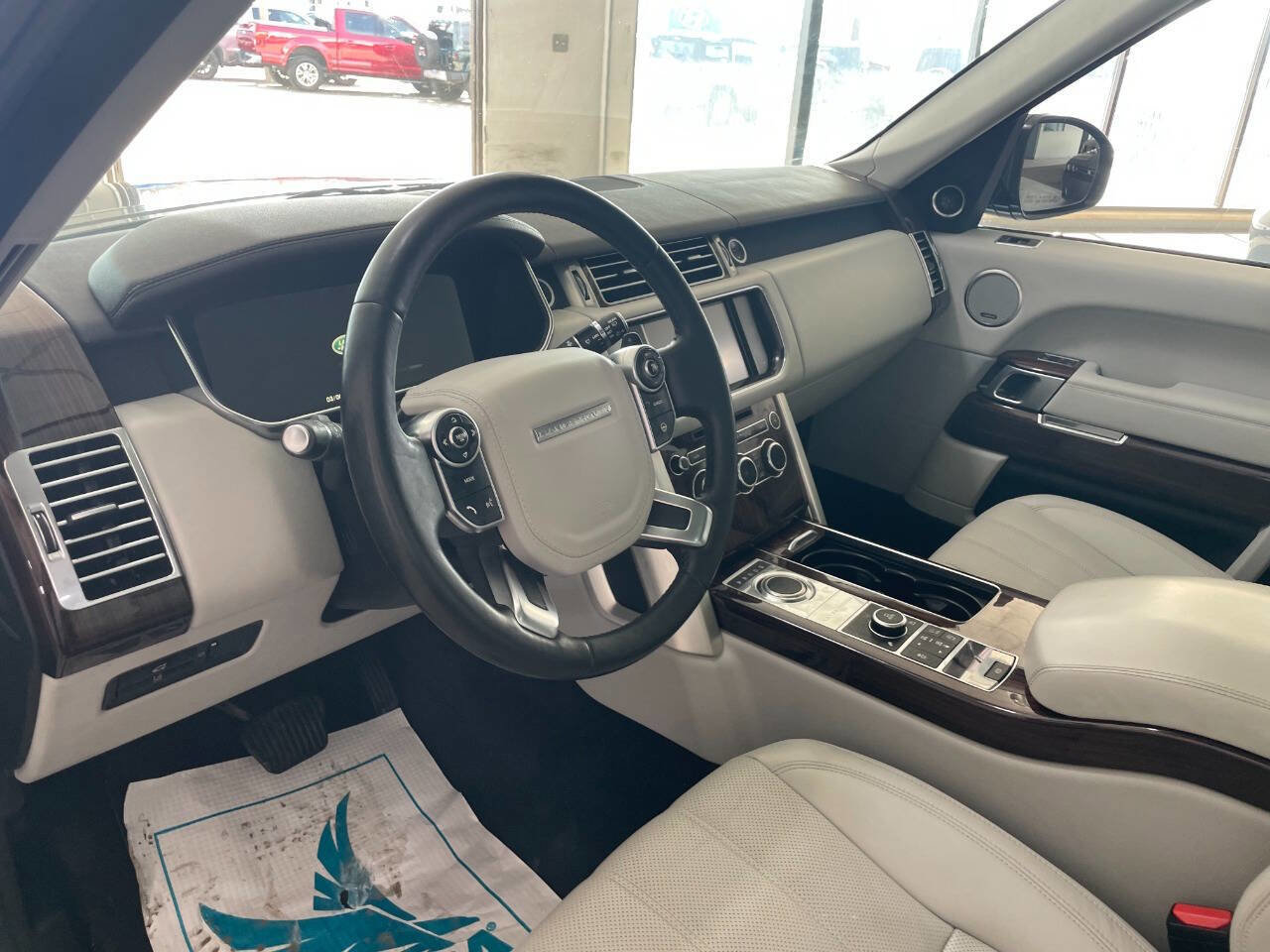 Used 2015 Land Rover Range Rover HSE image 16