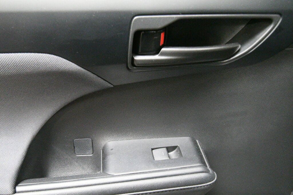Used 2023 Toyota Highlander LE FWD image 21