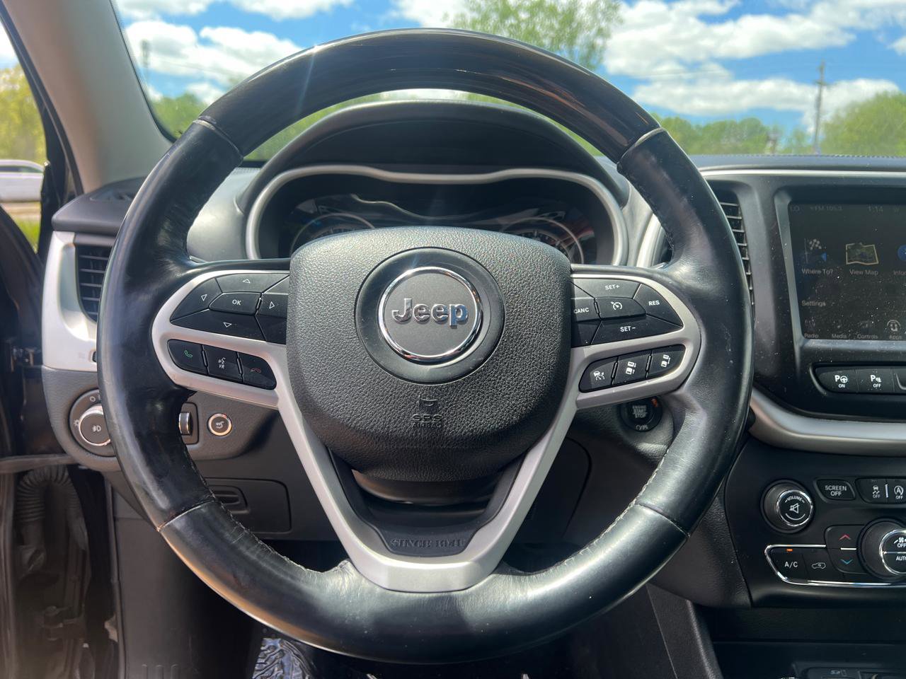 Used 2018 Jeep Cherokee Overland w/ Technology Group AWD/4WD image 18