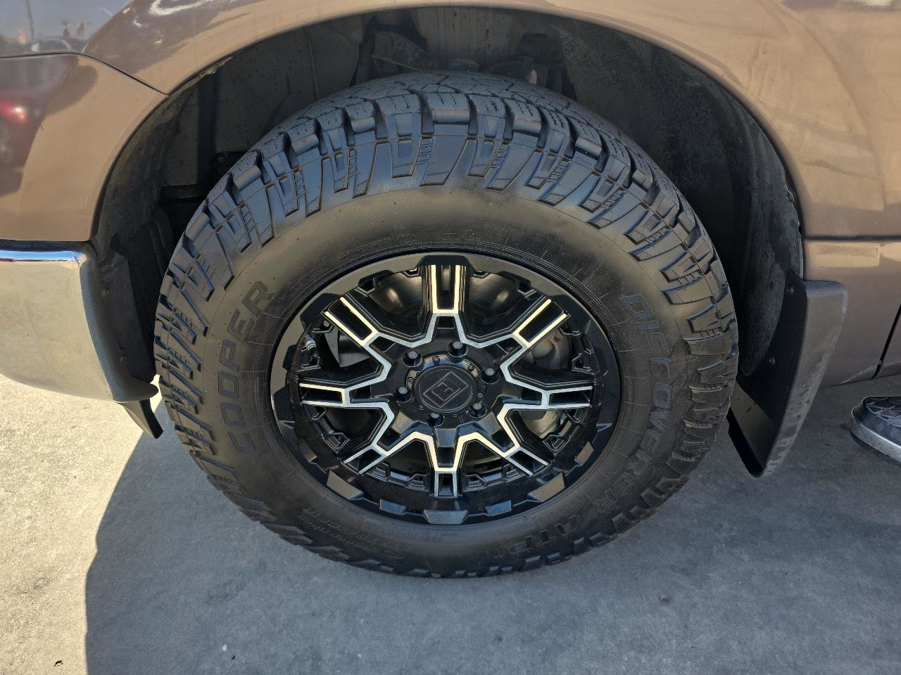 Used 2017 Nissan Titan SV image 26