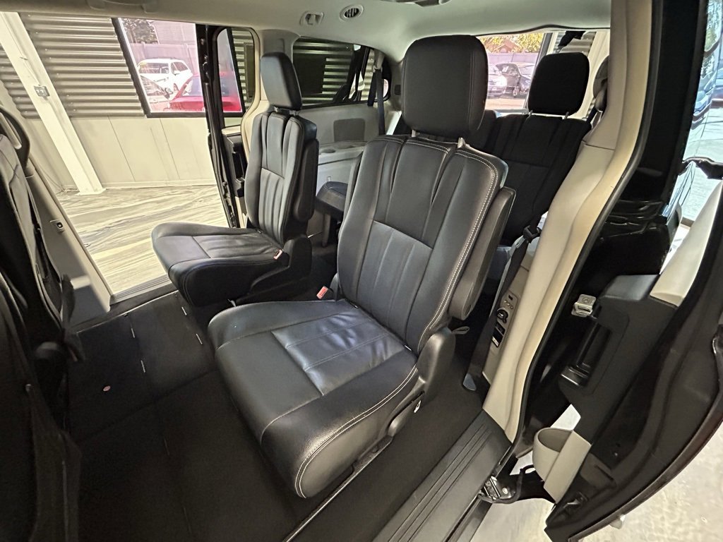 Used 2015 Chrysler Town & Country Touring image 9