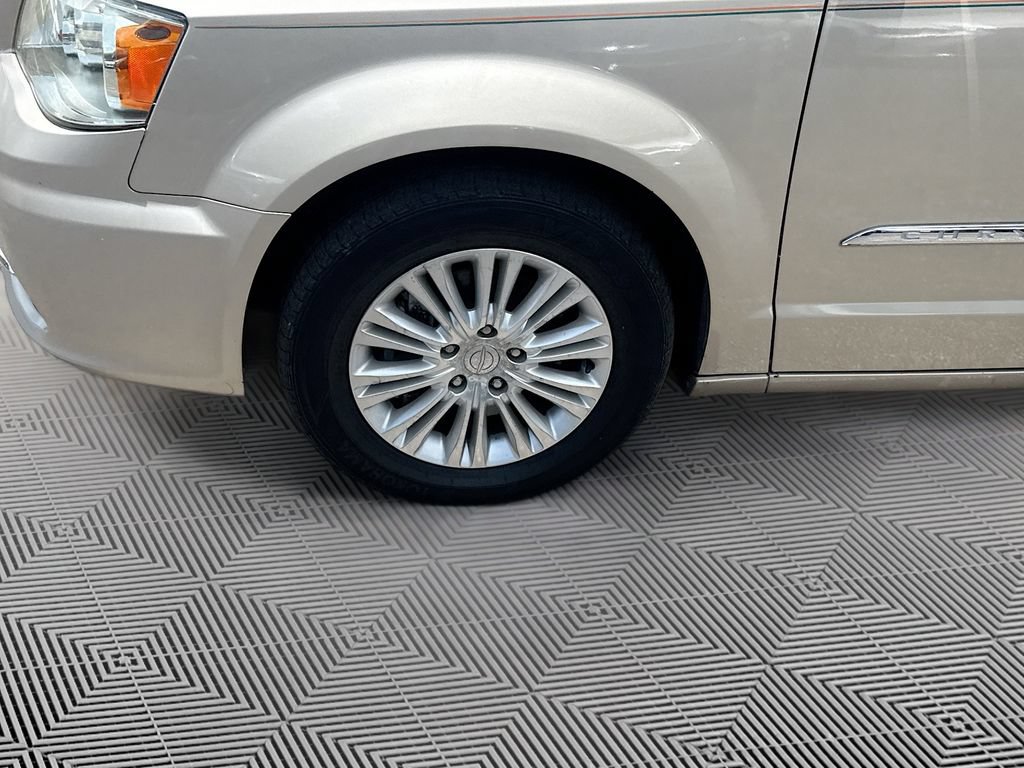Used 2013 Chrysler Town & Country Limited w/ Luxury Group FWD image 35
