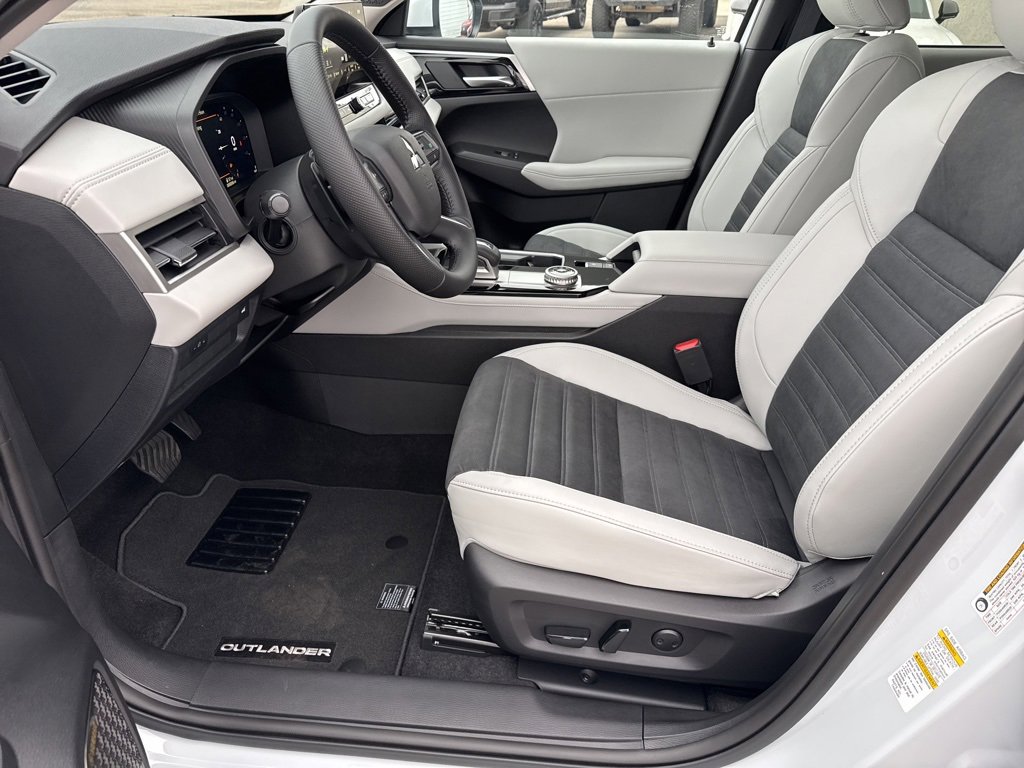 New 2025 Mitsubishi Outlander SE image 22