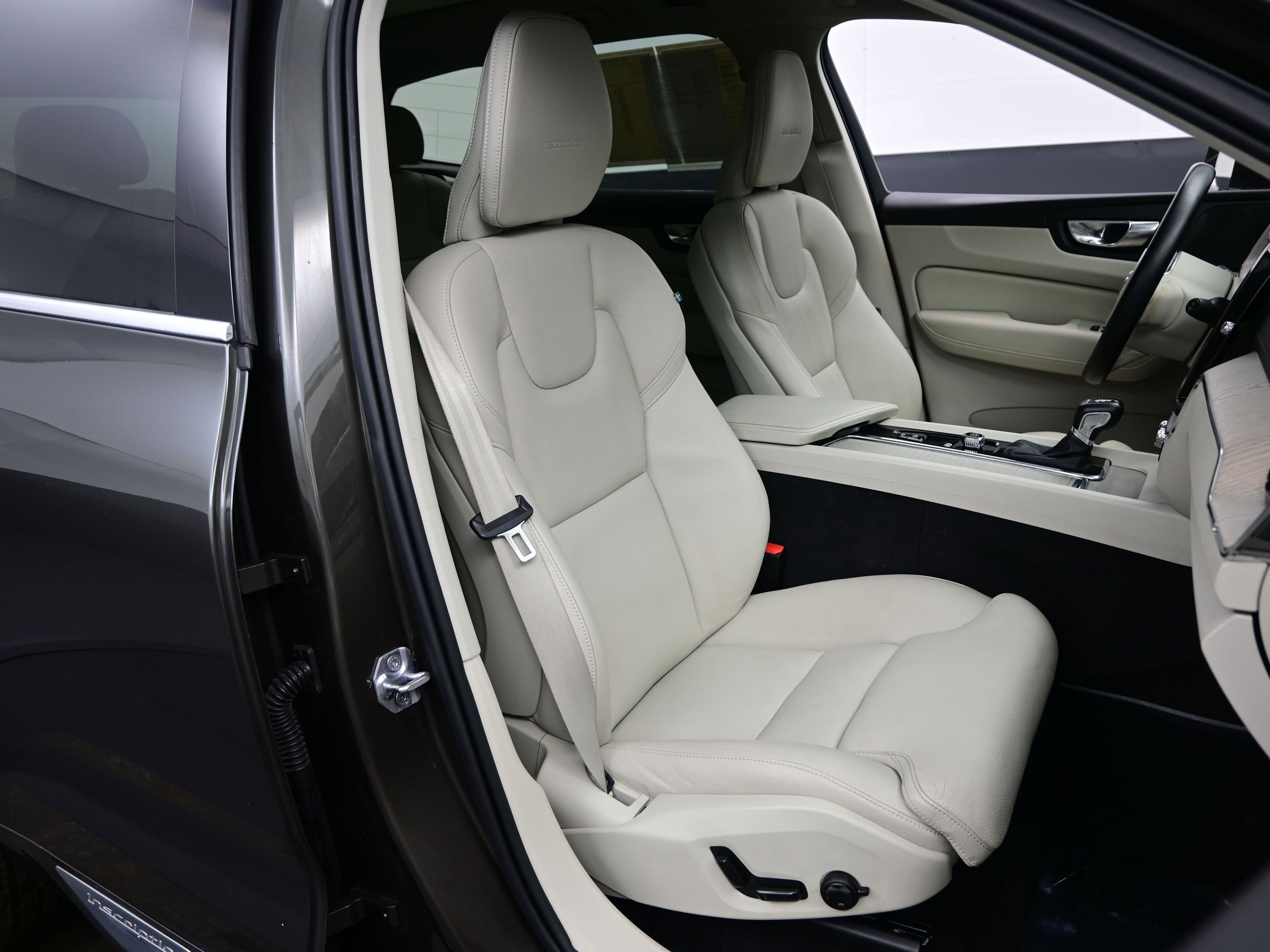 Used 2020 Volvo XC60 T5 Inscription w/ Protection Package Premier image 15