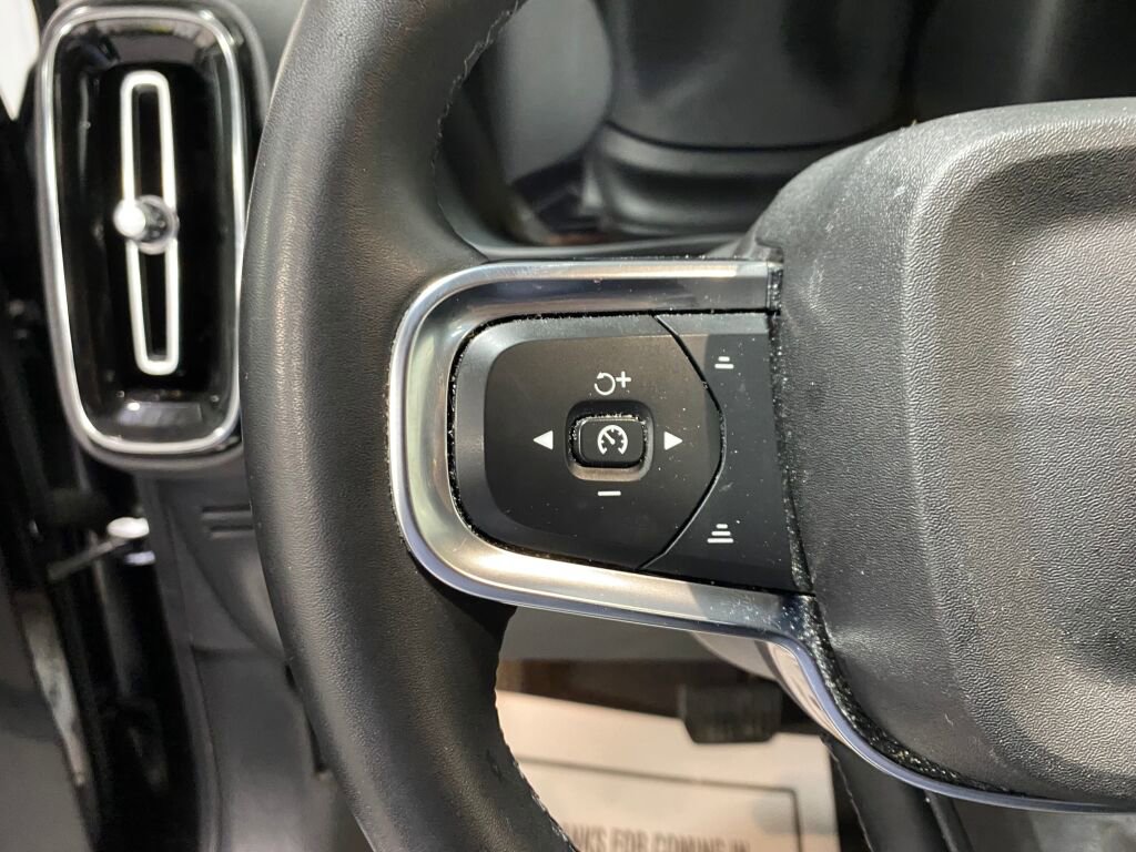 Used 2023 Volvo XC40 B5 Core image 16