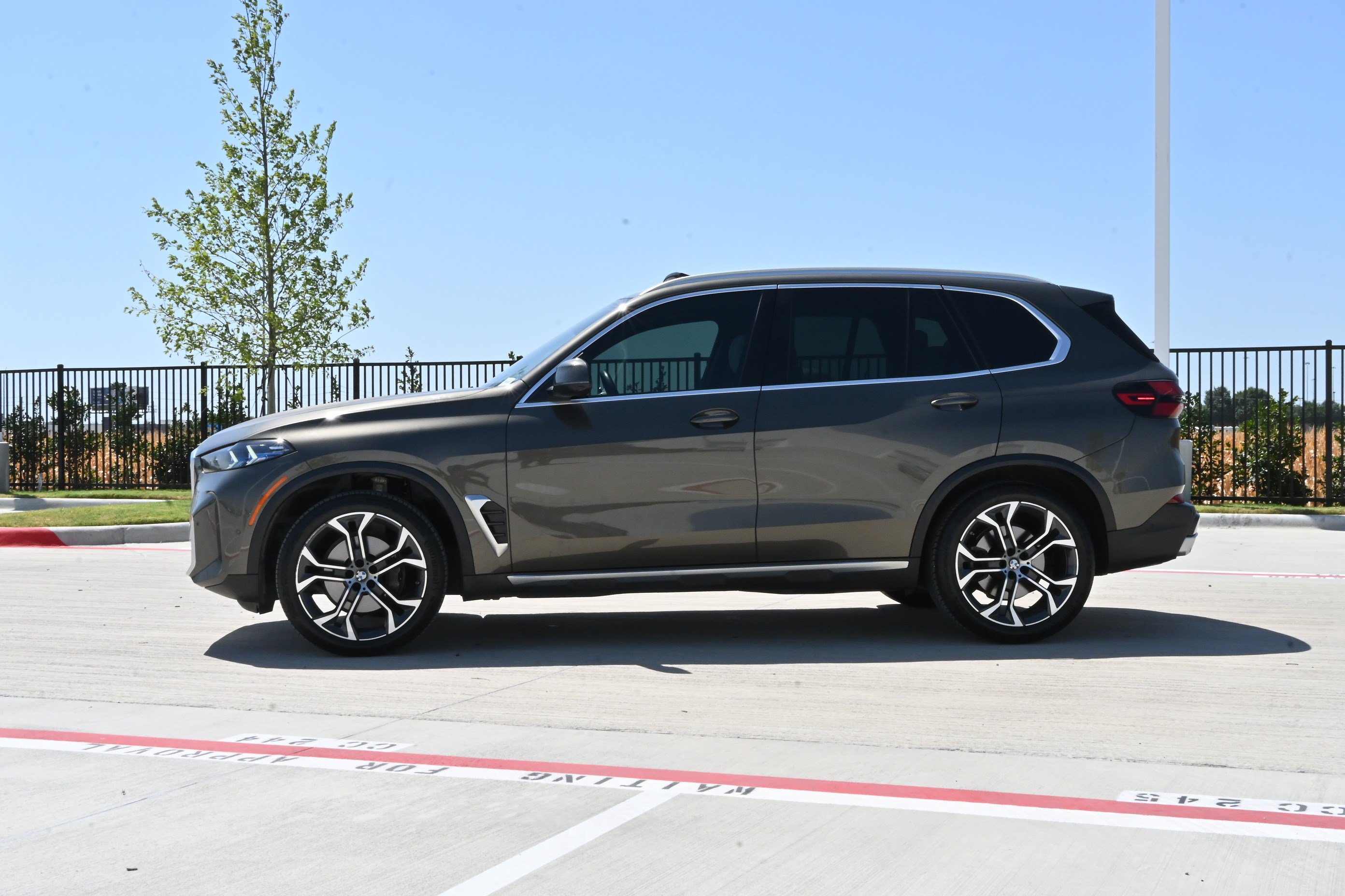 Certified 2025 BMW X5 sDrive40i w/ Premium Package RWD image 6