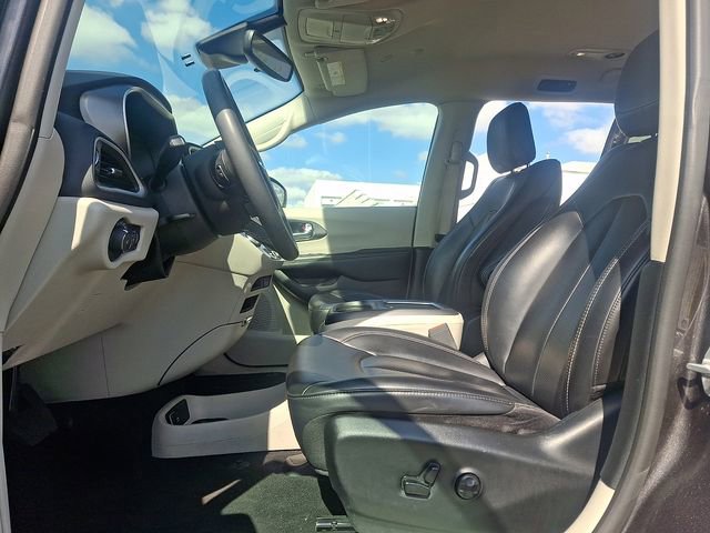 Used 2023 Chrysler Pacifica Touring-L FWD image 14