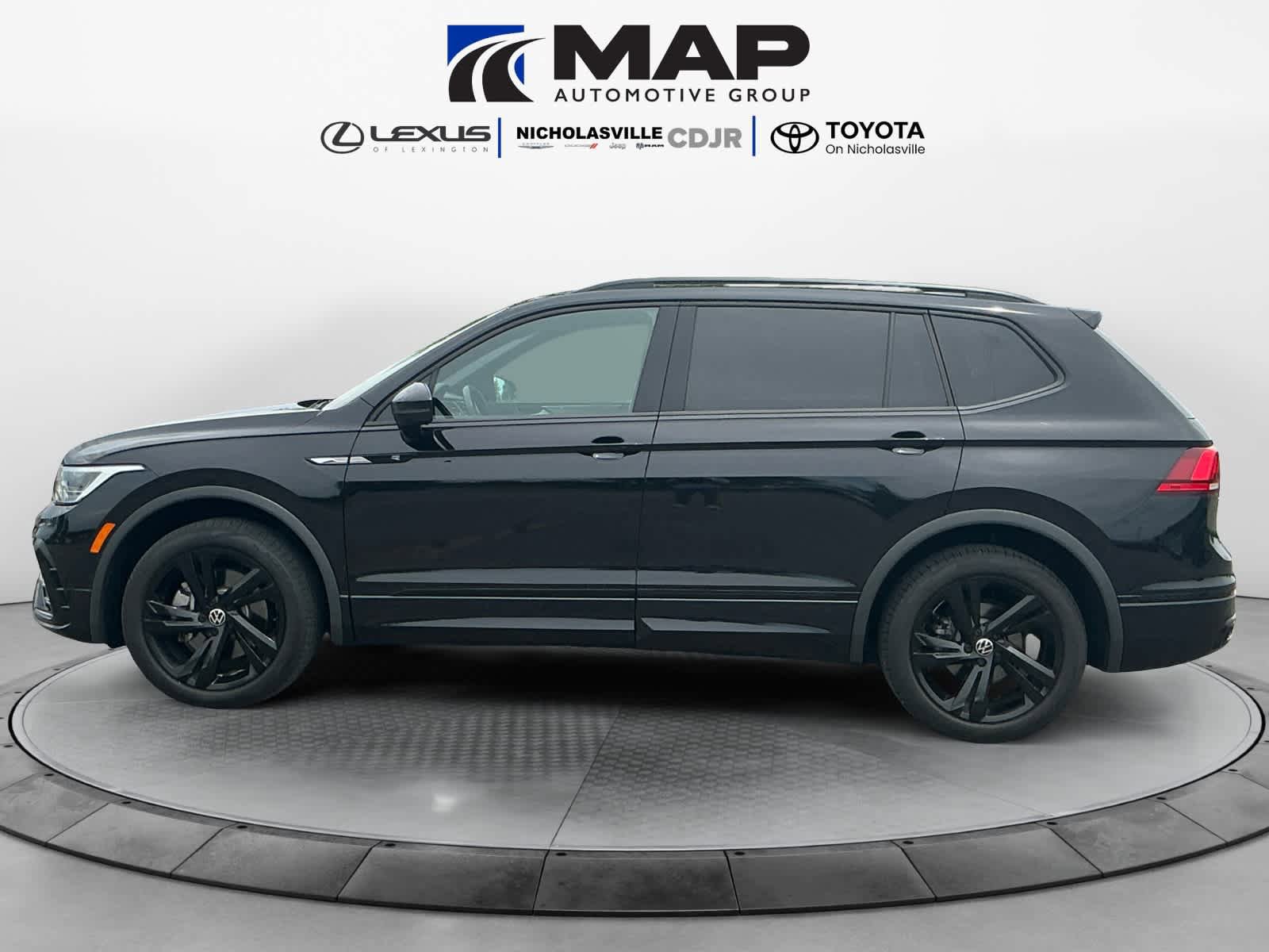Used 2023 Volkswagen Tiguan SE R-Line AWD/4WD image 2