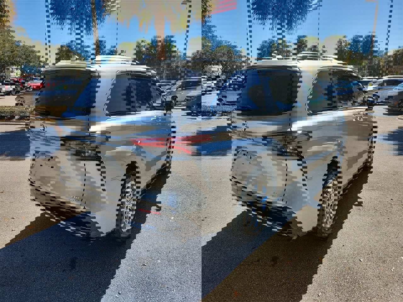 Used 2025 Toyota Sienna Limited image 3