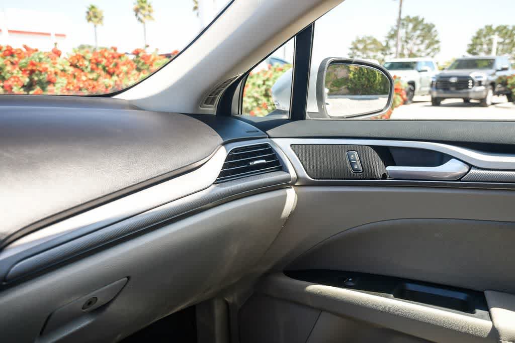Used 2019 Ford Fusion SE FWD image 21