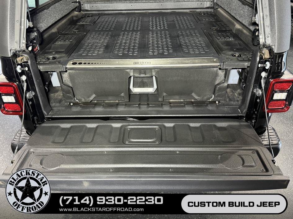Used 2024 Jeep Gladiator Rubicon w/ Technology Group AWD/4WD image 12