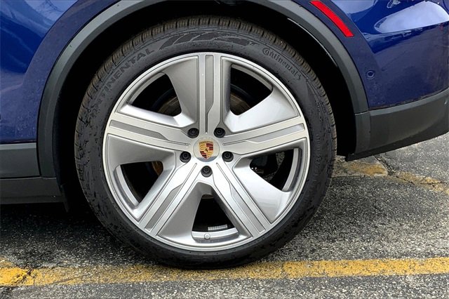 Certified 2024 Porsche Macan 4 Electric image 17