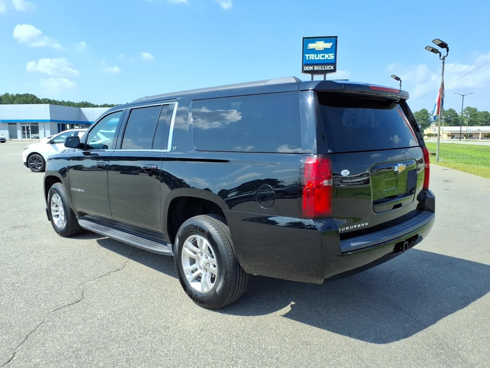 Used 2017 Chevrolet Suburban LT RWD image 3