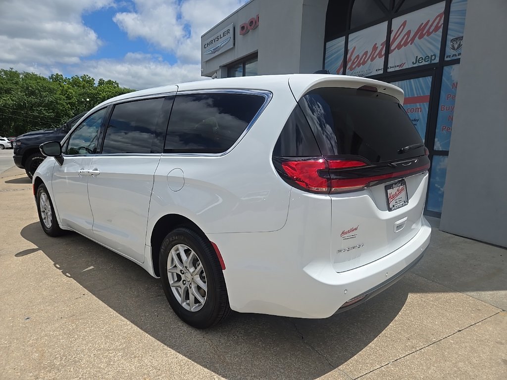 New 2027 Chrysler Pacifica Select w/ Family Tech Group FWD image 9