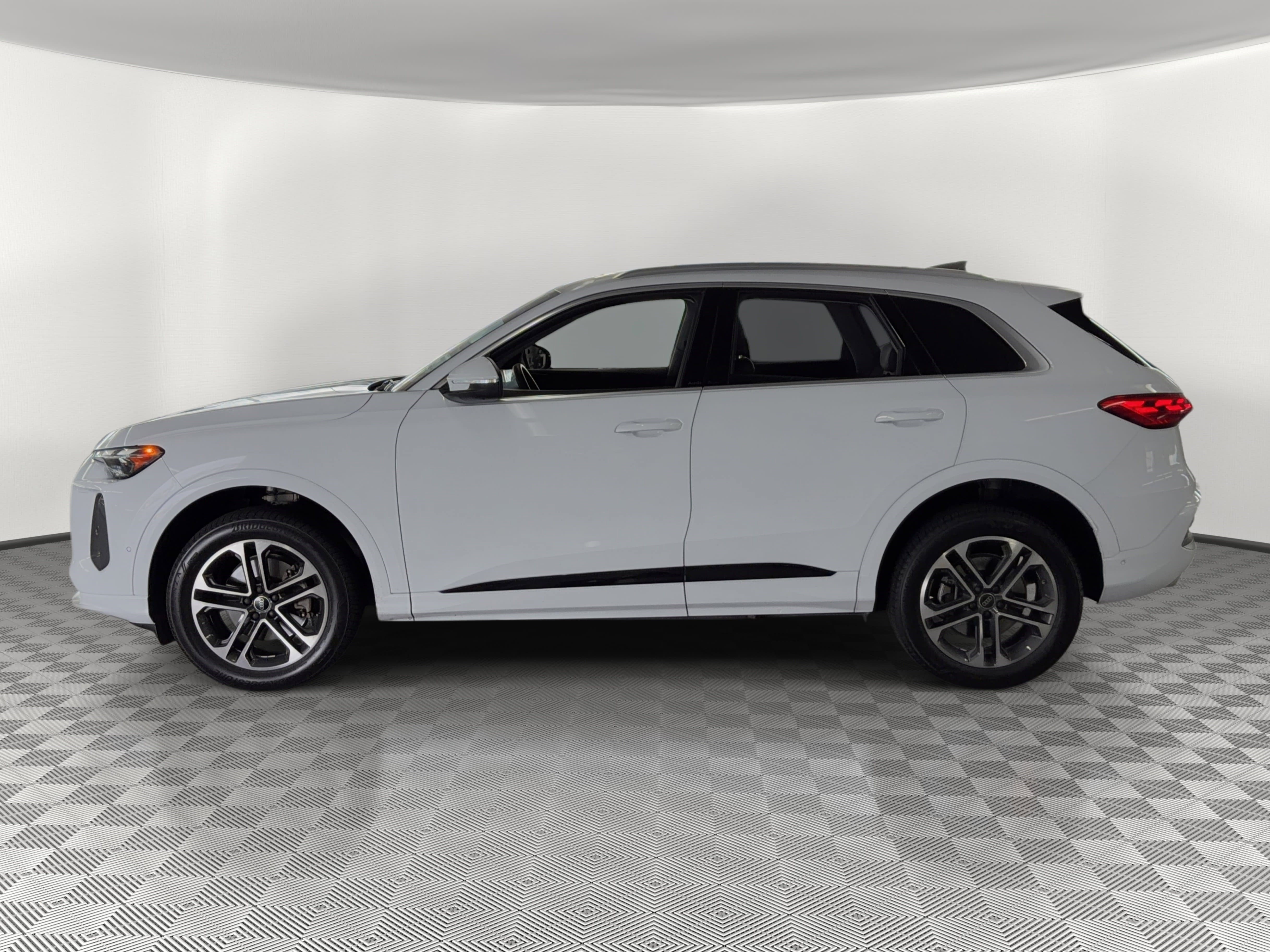 Certified 2025 Audi Q5 Premium w/ Convenience Package image 2