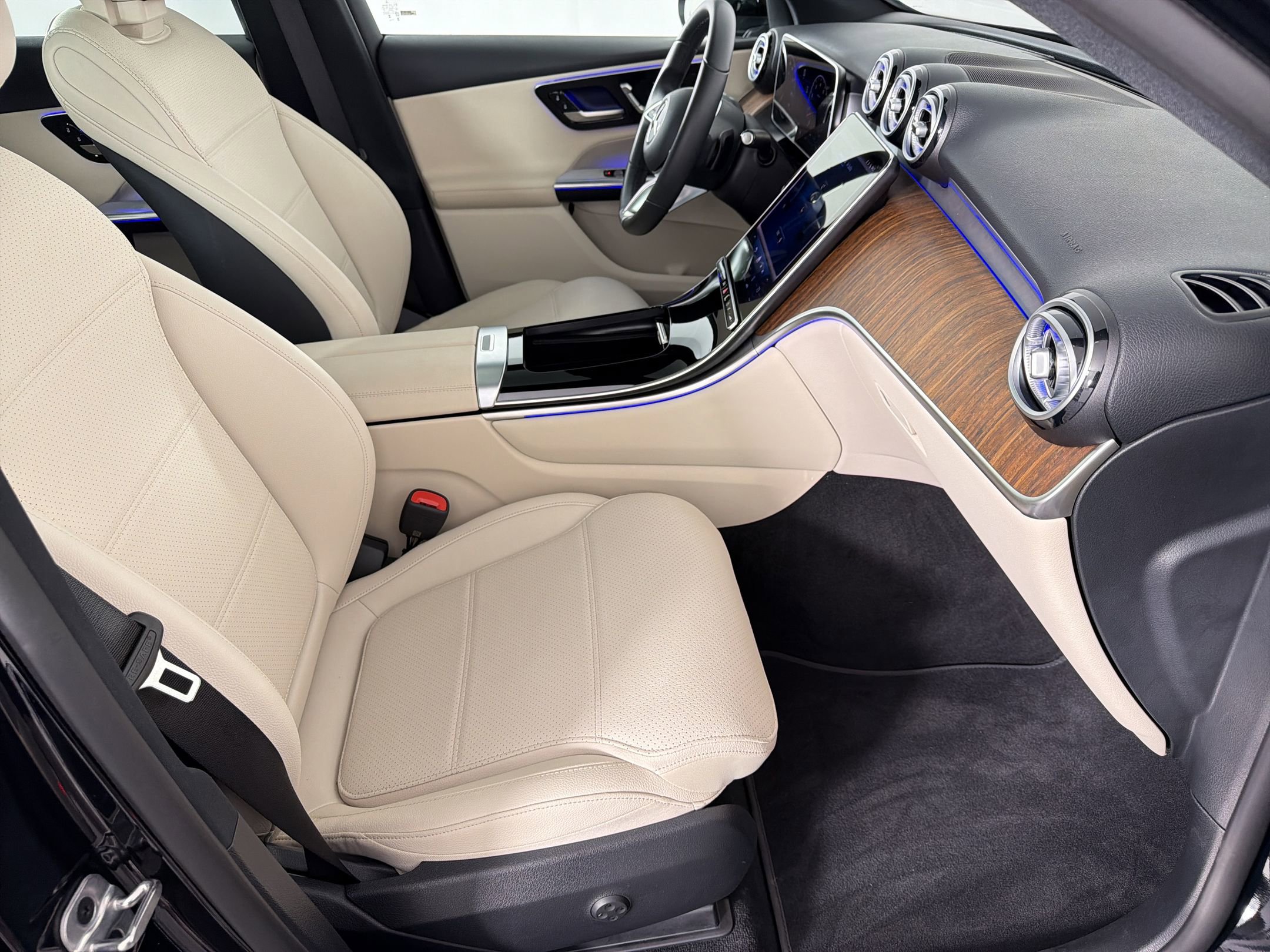 Used 2025 Mercedes-Benz GLC 300 image 30