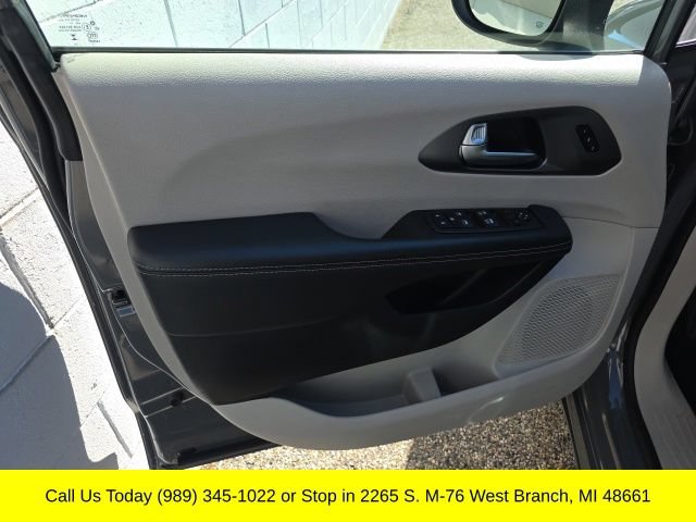 Used 2023 Chrysler Pacifica Touring-L FWD image 13