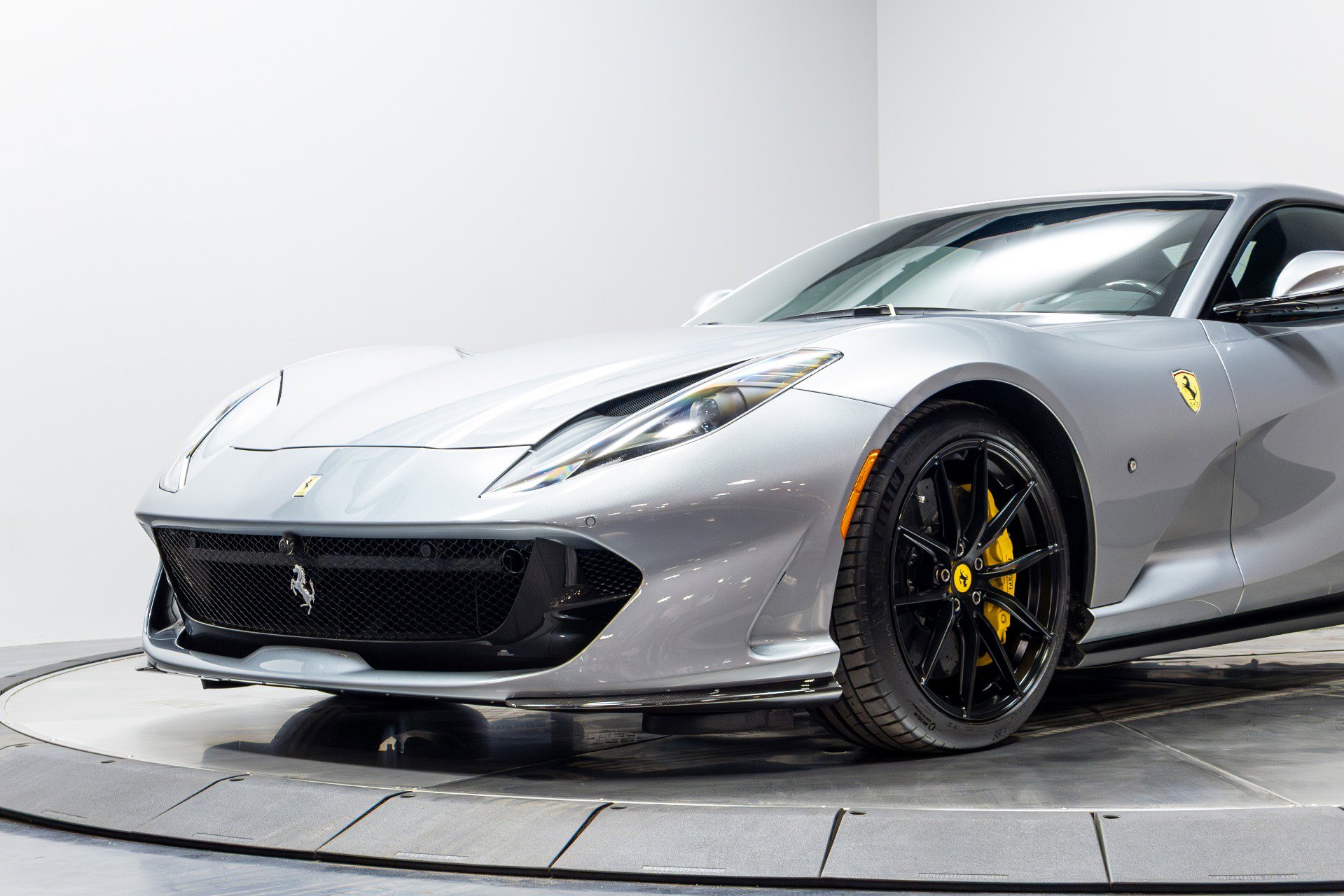 Used 2018 Ferrari 812 Superfast RWD image 4