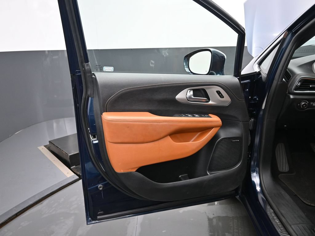 Used 2024 Chrysler Pacifica Pinnacle FWD image 12