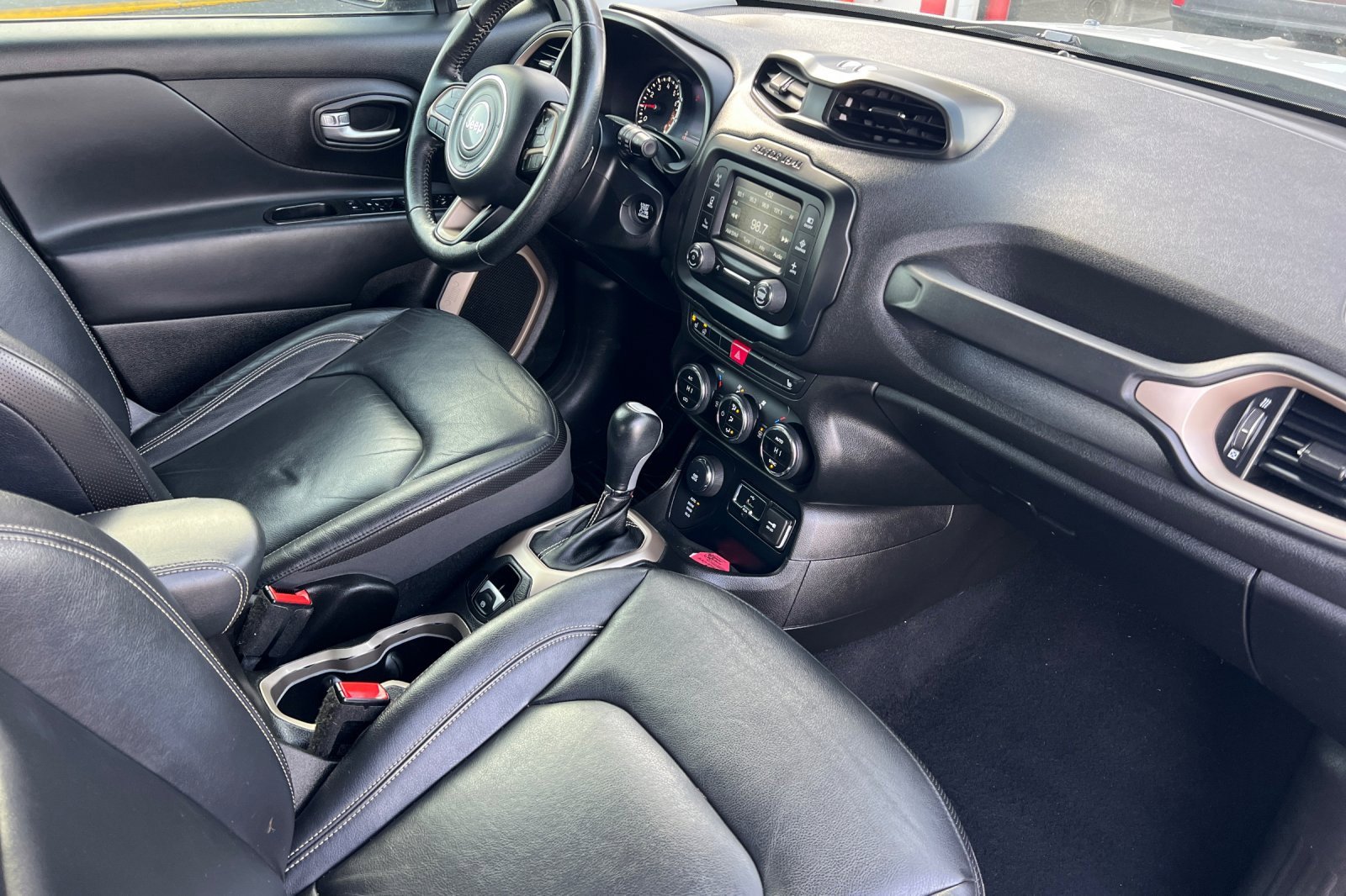 Used 2016 Jeep Renegade Limited image 13