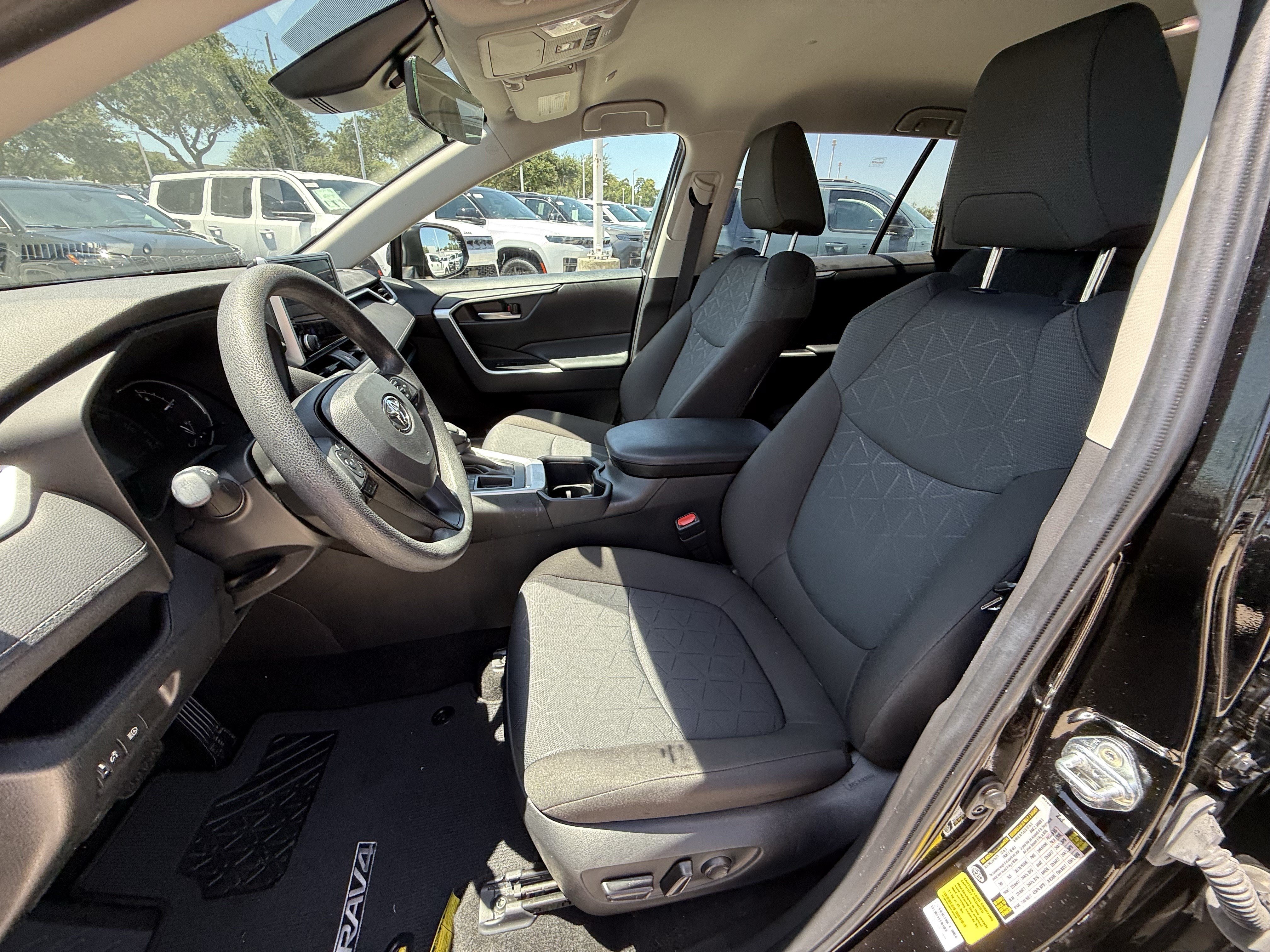 Used 2025 Toyota RAV4 XLE FWD image 28
