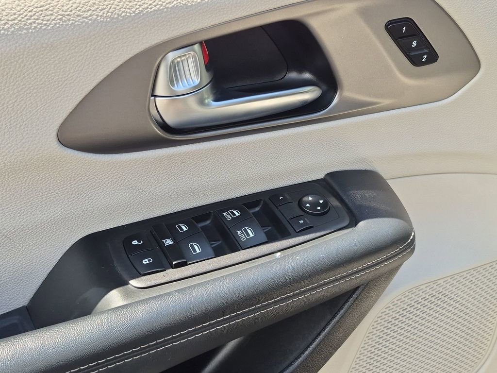 Certified 2023 Chrysler Pacifica Touring-L FWD image 14