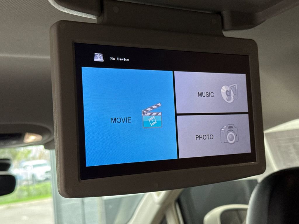 Used 2023 Chrysler Pacifica Touring-L image 14