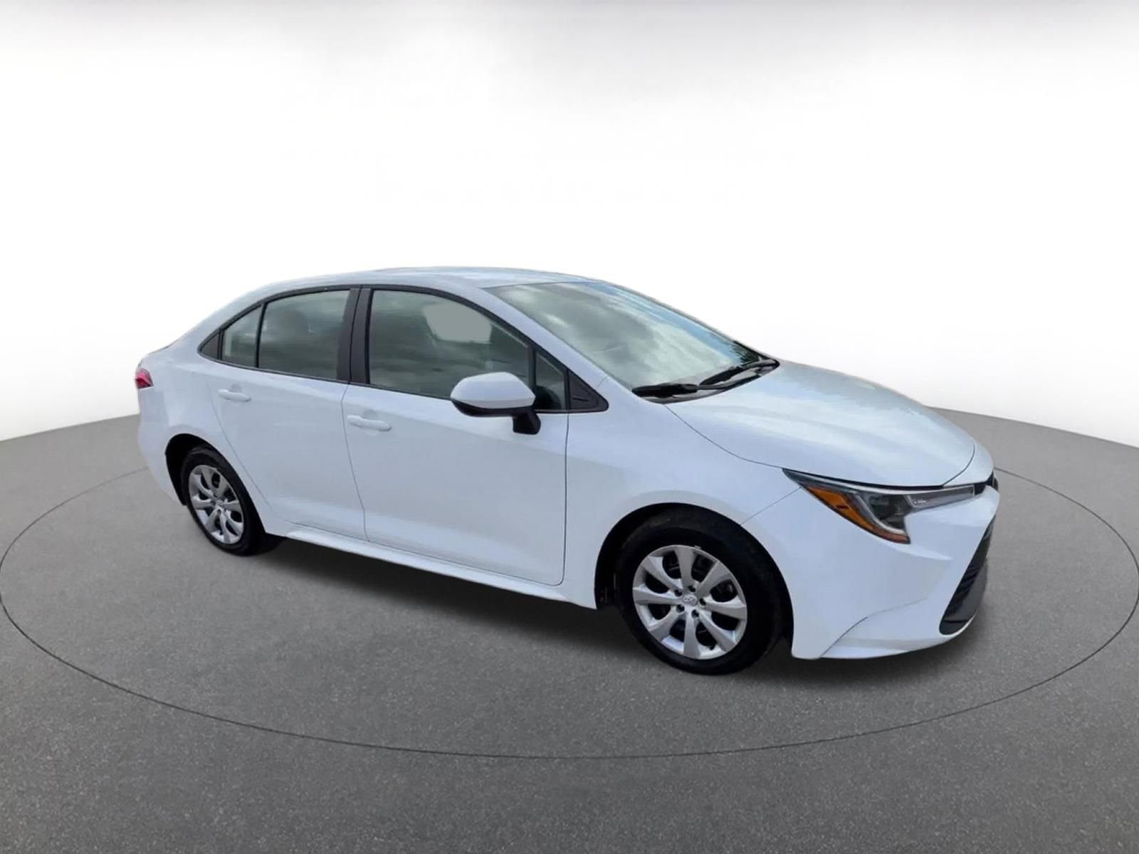 Used 2025 Toyota Corolla LE FWD image 2