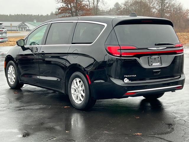 Used 2025 Chrysler Pacifica Select image 10