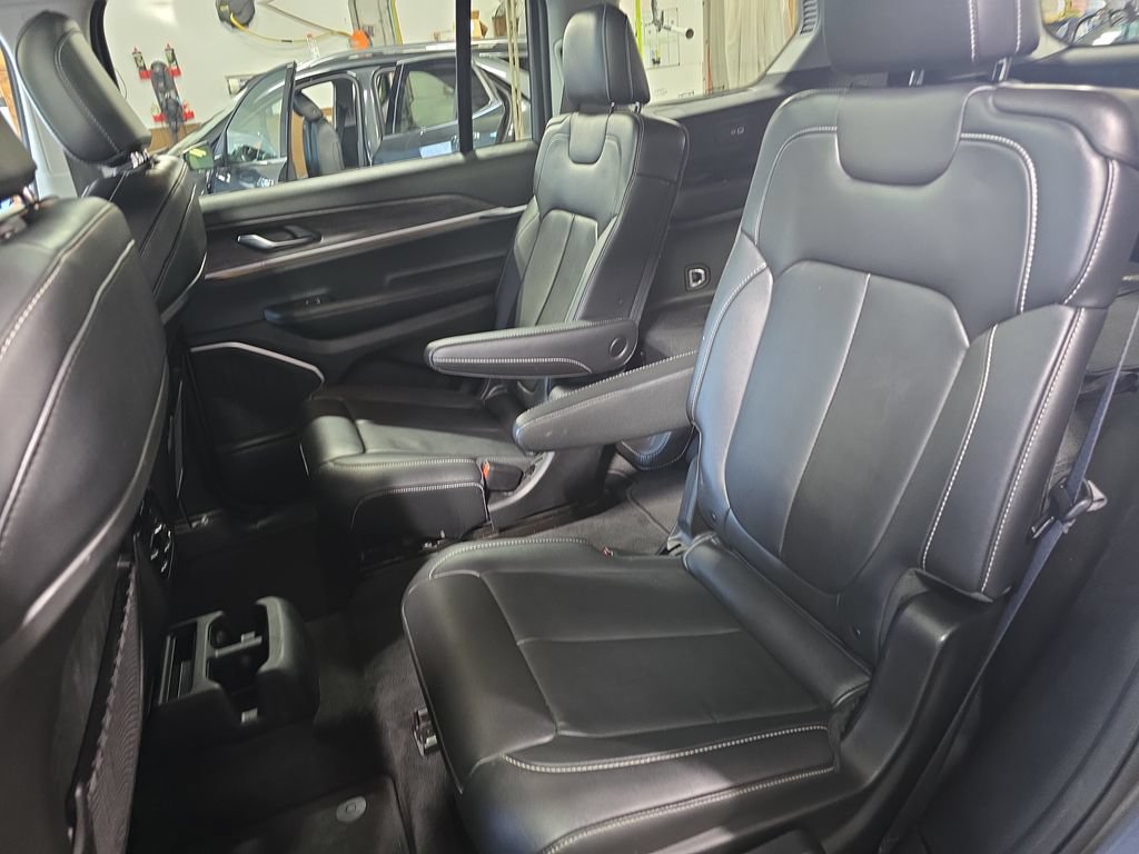 Used 2022 Jeep Grand Cherokee L Limited AWD/4WD image 16