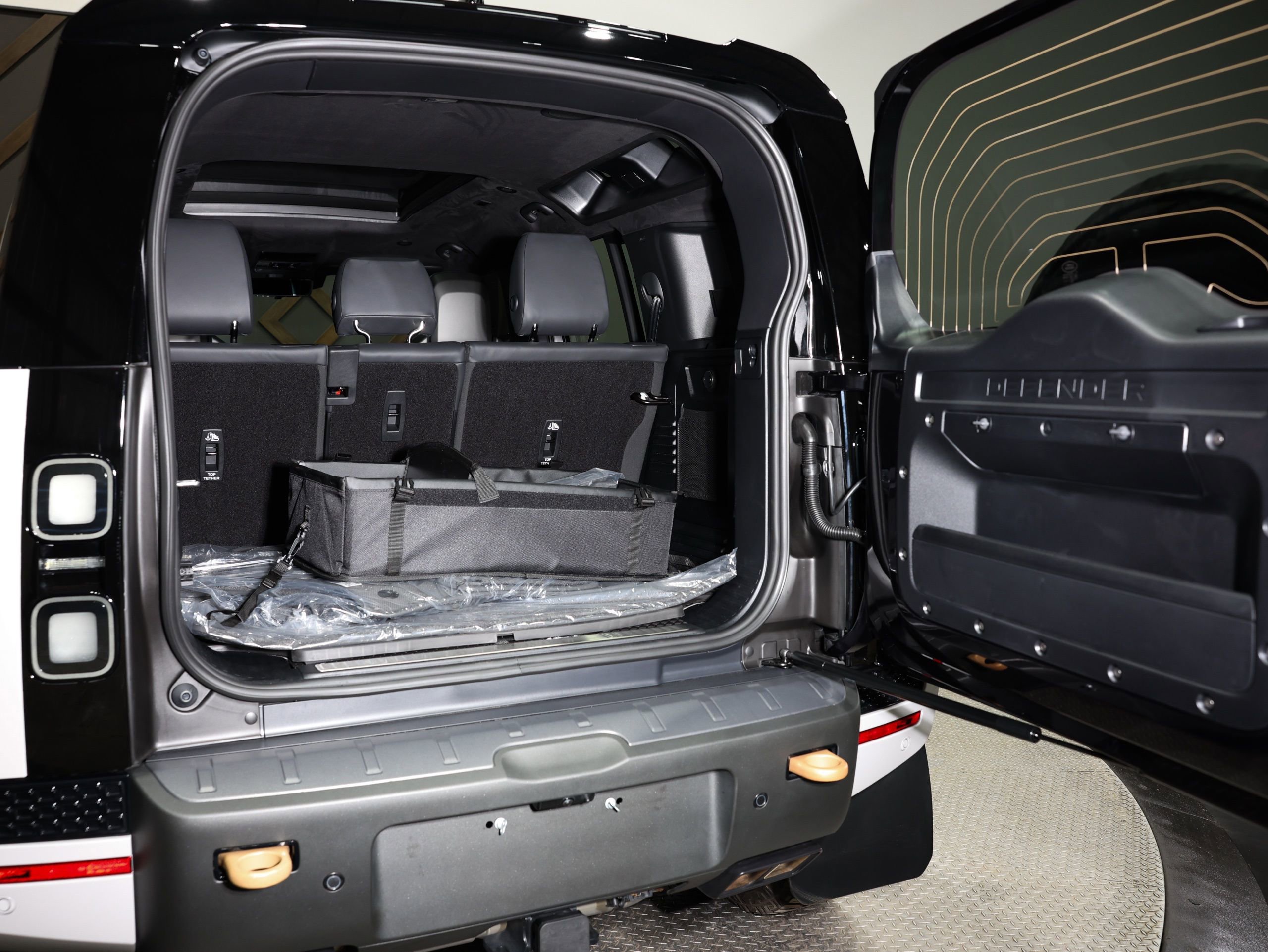 Used 2026 Land Rover Defender 110 image 34