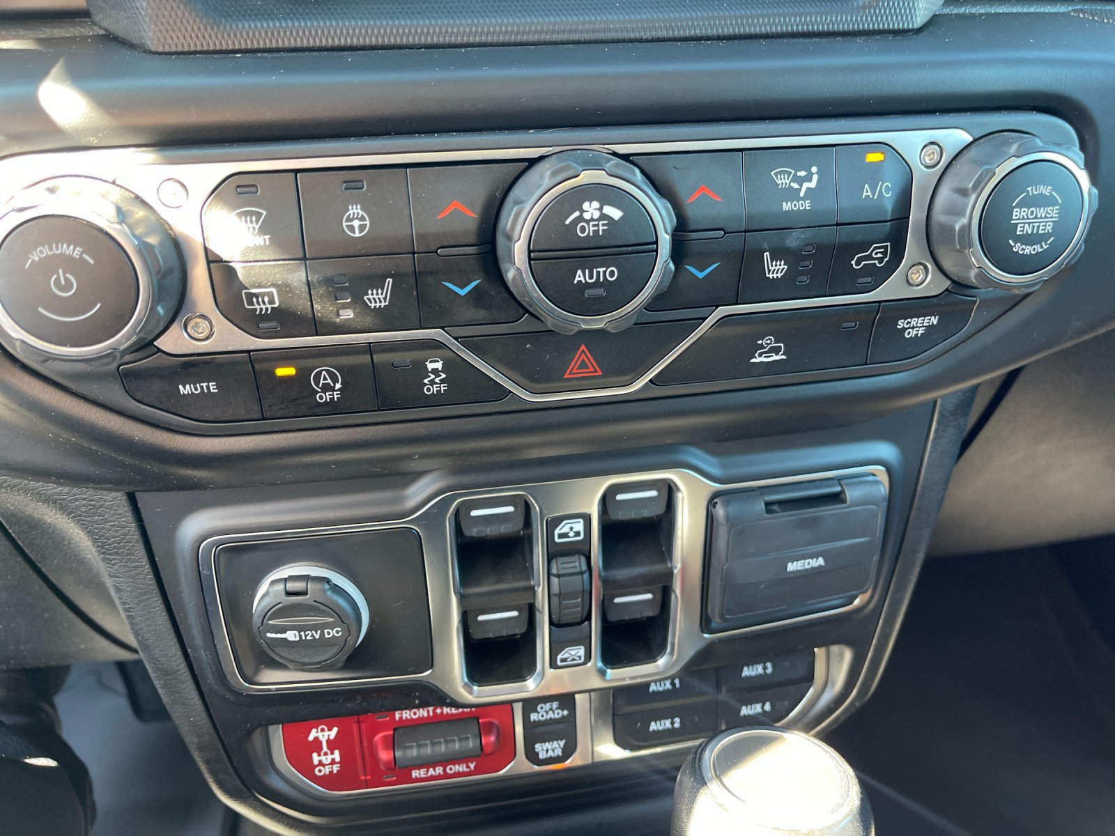 Used 2023 Jeep Gladiator Rubicon w/ LED Lighting Group AWD/4WD image 24