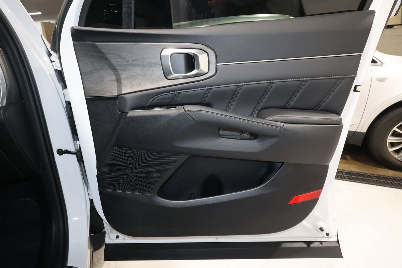 Used 2025 Kia Sorento SX image 19